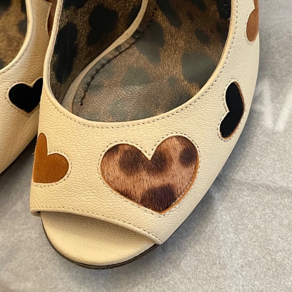 New With Box! Dolce & Gabbana Cream Heart Print Peep-Toe Heels Leopard Sole 39 - Picture 2 of 16
